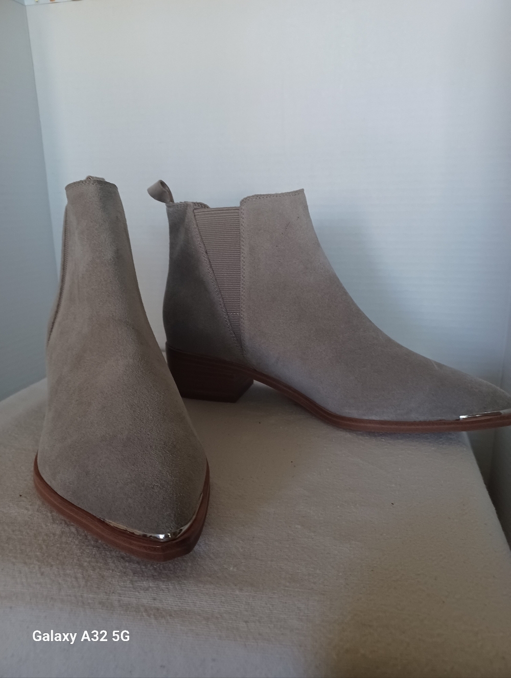 Marc Fisher LTD Womens Yale Chelsea Pointy Toe With Silver Details  SZ 7 NWOB.